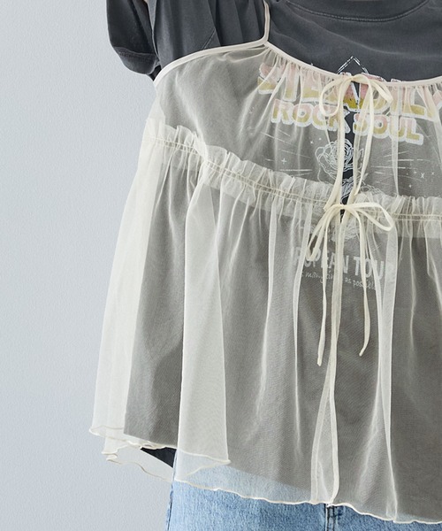 MONO-MART(モノマート)の「2WAYラメリボンチュールフリルキャミソール(キャミソール・レディース・ブラック/チャコールグレー/ブラウン/アイボリー・FREE)」の10枚目の写真