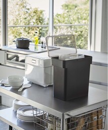 tower（タワー）の「《WEB限定》【tower/タワー】密閉 袋ごと米びつ 5kg 計量カップ付（食器）」