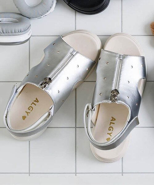 algy（アルジー）の「ハートチャーム飾りジップサンダル（サンダル・キッズ・シルバー/オフホワイト/ブラック・21/23/24/22/20）」の3枚目の写真
