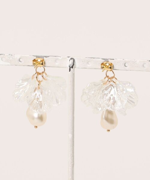 【国内即発】ふわっと花びらひらくピアス♪ホワイト☆ゴールド！ 1645e99cfaf36128b49a7951e31c88