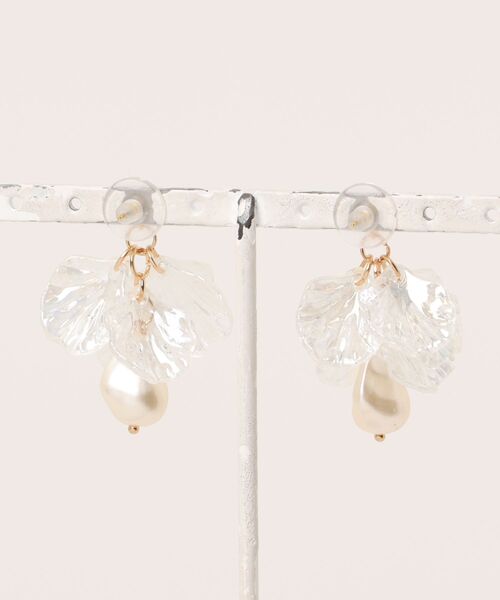 【国内即発】ふわっと花びらひらくピアス♪ホワイト☆ゴールド！ 1645e99cfaf36128b49a7951e31c88