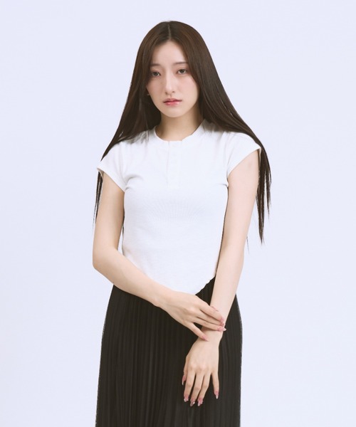 CeLess(セレス)の「Henley Neck Casual Tops / ヘンリーネックカジュアルトップス(Tシャツ/カットソー・レディース・ホワイト/ブラック・FREE)」の1枚目の写真