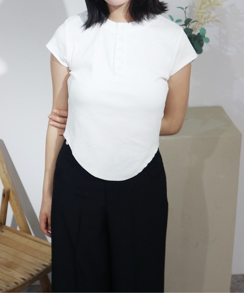 CeLess(セレス)の「Henley Neck Casual Tops / ヘンリーネックカジュアルトップス(Tシャツ/カットソー・レディース・ホワイト/ブラック・FREE)」の4枚目の写真