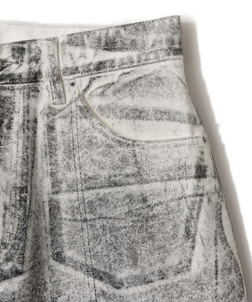 atmos(アトモス)の「atmos Foil Print Denim Shorts / アトモス フォイル プリント デニム ショーツ(その他パンツ・メンズ・ブラック/ブルー・M/L/XL)」の4枚目の写真