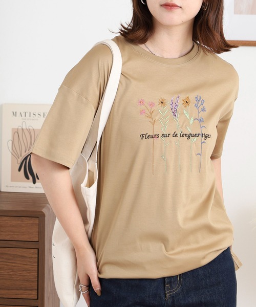 BRODIAEA(ブローディア)の「BRODIAEA カラフルフラワー刺繍半袖Tシャツ(Tシャツ/カットソー・レディース・ピンク/ベージュ/オフホワイト/ネイビー・40)」の1枚目の写真