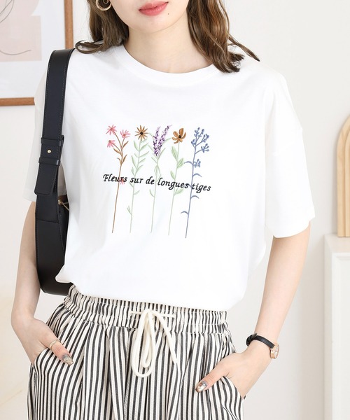 BRODIAEA(ブローディア)の「BRODIAEA カラフルフラワー刺繍半袖Tシャツ(Tシャツ/カットソー・レディース・ピンク/ベージュ/オフホワイト/ネイビー・40)」の2枚目の写真