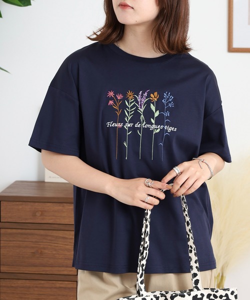 BRODIAEA(ブローディア)の「BRODIAEA カラフルフラワー刺繍半袖Tシャツ(Tシャツ/カットソー・レディース・ピンク/ベージュ/オフホワイト/ネイビー・40)」の14枚目の写真