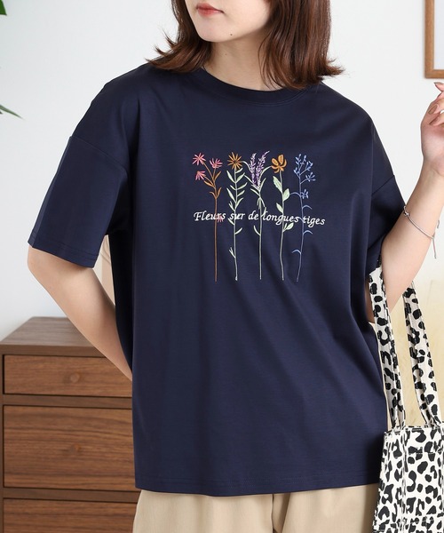 BRODIAEA(ブローディア)の「BRODIAEA カラフルフラワー刺繍半袖Tシャツ(Tシャツ/カットソー・レディース・ピンク/ベージュ/オフホワイト/ネイビー・40)」の15枚目の写真