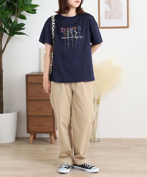 BRODIAEA(ブローディア)の「BRODIAEA カラフルフラワー刺繍半袖Tシャツ(Tシャツ/カットソー・レディース・ピンク/ベージュ/オフホワイト/ネイビー・40)」の16枚目の写真