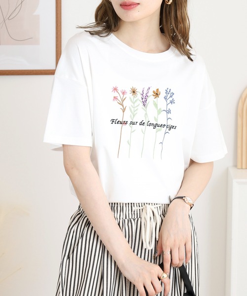 BRODIAEA(ブローディア)の「BRODIAEA カラフルフラワー刺繍半袖Tシャツ(Tシャツ/カットソー・レディース・ピンク/ベージュ/オフホワイト/ネイビー・40)」の5枚目の写真