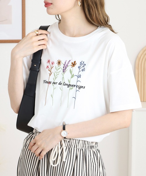 BRODIAEA(ブローディア)の「BRODIAEA カラフルフラワー刺繍半袖Tシャツ(Tシャツ/カットソー・レディース・ピンク/ベージュ/オフホワイト/ネイビー・40)」の6枚目の写真