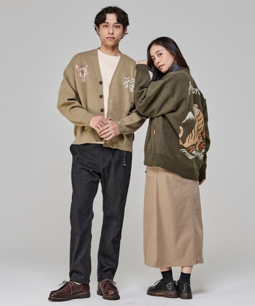 KRIFF MAYER（クリフメイヤー）の「【Unisex･チクチクしない】もちのびニットカーデ(虎)（カーディガン/ボレロ・メンズ・ブラック/カーキ/ブルー/ベージュ・LARGE/MEDIUM/X-LARGE）」の5枚目の写真