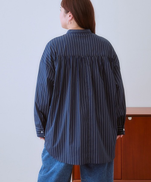 SMILE LAND（スマイルランド）の「＜大きいサイズ＞バックギャザーデザインストライプシャツチュニック（シャツ/ブラウス・レディース・ネイビー系/サックスブルー系・5L/4L/LL/L/3L）」の9枚目の写真