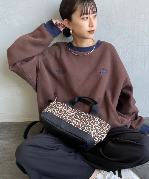 UMBRO（アンブロ）の「[UMBRO/アンブロ] 別注 ワンポイント刺繍ロゴ クルーネックスウェット【追加】（スウェット・レディース・ネイビー/ブラウン/グレー・S/XL/M/L）」の2枚目の写真
