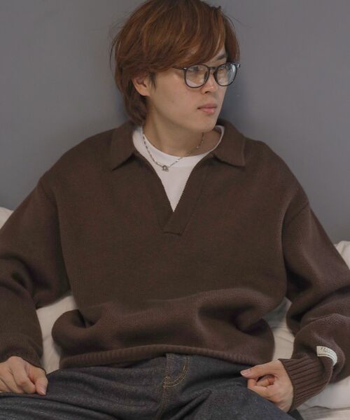 FFEIN（フェイン）の「【FFEIN（フェイン）】ネーム付きスキッパーニット / ニット セーター ポロカラー シンプル 無地 ワンポイント（ニット/セーター・メンズ・ブラック/ブラウン/グレー・SMALL/MEDIUM/LARGE）」の3枚目の写真