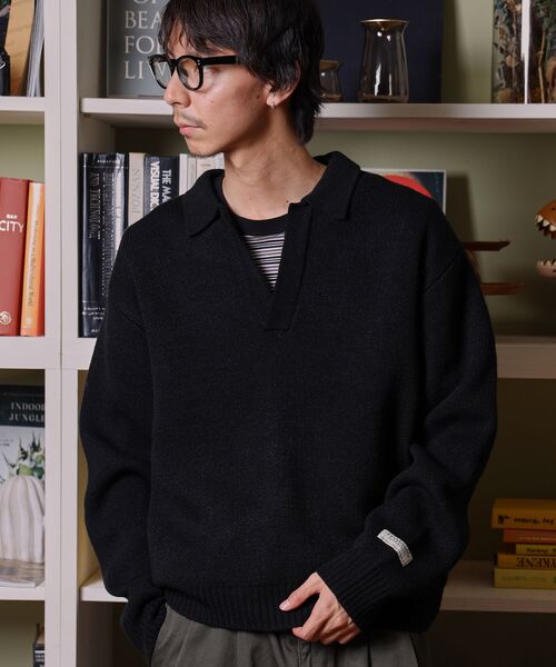 FFEIN（フェイン）の「【FFEIN（フェイン）】ネーム付きスキッパーニット / ニット セーター ポロカラー シンプル 無地 ワンポイント（ニット/セーター・メンズ・ブラック/ブラウン/グレー・SMALL/MEDIUM/LARGE）」の2枚目の写真