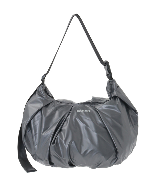 CONVERSE TOKYO（コンバーストウキョウ）の「METALLIC GATHERED SHOULDER BAG（ショルダーバッグ・レディース・ブラック/シルバー/チャコールグレー・FREE）」の3枚目の写真