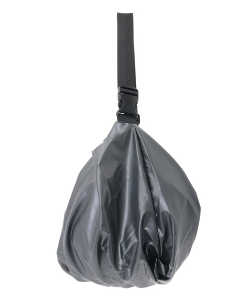 CONVERSE TOKYO（コンバーストウキョウ）の「METALLIC GATHERED SHOULDER BAG（ショルダーバッグ・レディース・ブラック/シルバー/チャコールグレー・FREE）」の4枚目の写真