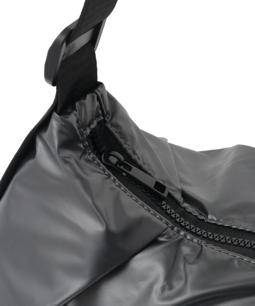 CONVERSE TOKYO（コンバーストウキョウ）の「METALLIC GATHERED SHOULDER BAG（ショルダーバッグ・レディース・ブラック/シルバー/チャコールグレー・FREE）」の6枚目の写真