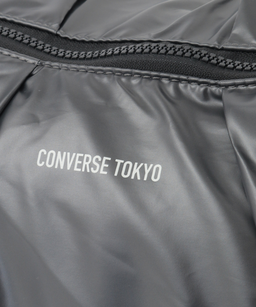CONVERSE TOKYO（コンバーストウキョウ）の「METALLIC GATHERED SHOULDER BAG（ショルダーバッグ・レディース・ブラック/シルバー/チャコールグレー・FREE）」の8枚目の写真