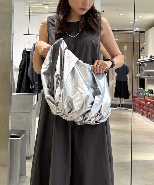 CONVERSE TOKYO（コンバーストウキョウ）の「METALLIC GATHERED SHOULDER BAG（ショルダーバッグ・レディース・ブラック/シルバー/チャコールグレー・FREE）」の11枚目の写真