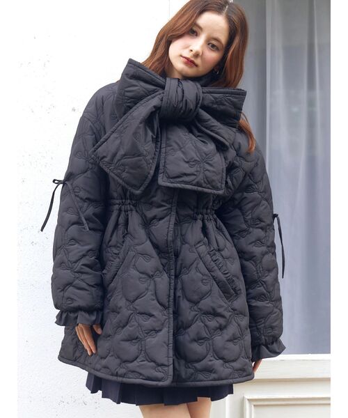 CALNAMUR（カルナムール）の「マフラー付きパフコート（ダウンジャケット/コート・レディース・ブラック/ピンク・FREE）」の2枚目の写真