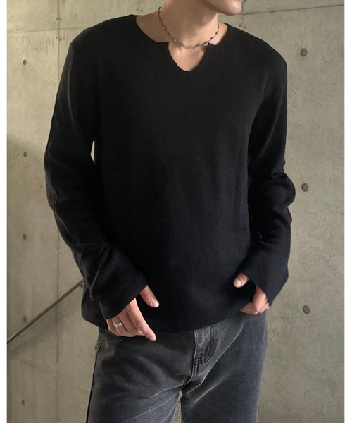 Otte(オッテ)の「Vネックスリットトップス(Tシャツ/カットソー・メンズ・グレー/ブラック/ホワイト・X-LARGE/LARGE/MEDIUM)」の1枚目の写真