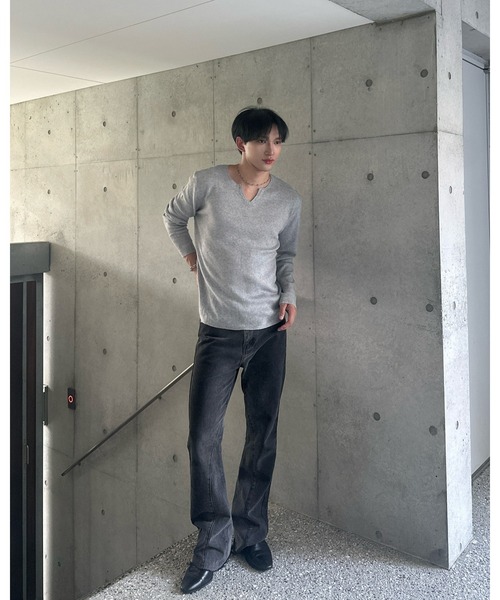 Otte(オッテ)の「Vネックスリットトップス(Tシャツ/カットソー・メンズ・グレー/ブラック/ホワイト・X-LARGE/LARGE/MEDIUM)」の5枚目の写真