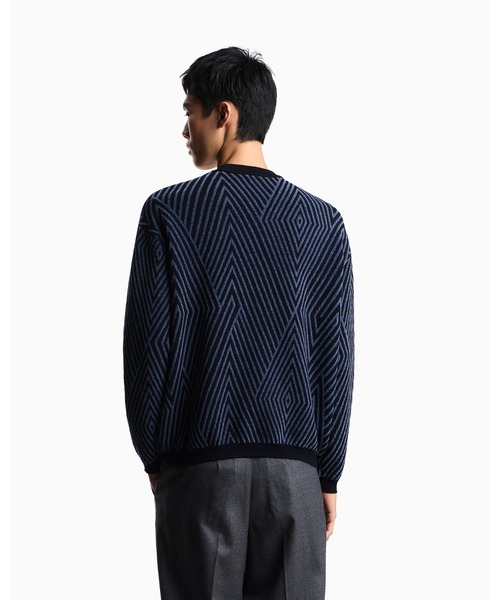 EMPORIO ARMANI（エンポリオアルマーニ）の「【エンポリオ アルマーニ】セーター バージンウール混紡 オーバーサイズダイヤ オプアートジャカード（ニット/セーター・メンズ・ネイビー・LARGE/MEDIUM/SMALL/X-LARGE）」の2枚目の写真