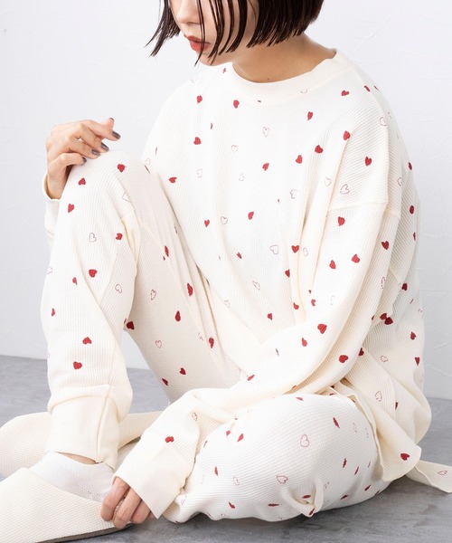 FRUIT OF THE LOOM（フルーツオブザルーム）の「ハート２ワッフルルーム長袖上下 / 長袖上下２点セット / ブランドロゴ総柄 / ワンマイルウェア（その他ルームウェア・レディース・ネイビー/レッド・M）」の2枚目の写真