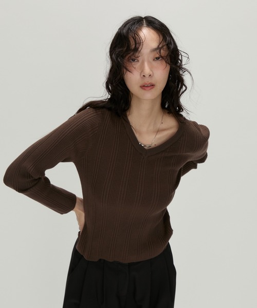 NUJOH(ヌゾ)の「Urban Essential Ribbed Knit / アーバンエッセンシャル リブニット(Tシャツ/カットソー・レディース・ブラック/チャコールグレー/ブラウン/グレイッシュベージュ・FREE)」の3枚目の写真