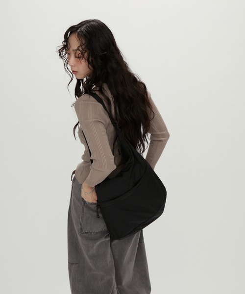 NUJOH(ヌゾ)の「Urban Essential Ribbed Knit / アーバンエッセンシャル リブニット(Tシャツ/カットソー・レディース・ブラック/チャコールグレー/ブラウン/グレイッシュベージュ・FREE)」の10枚目の写真