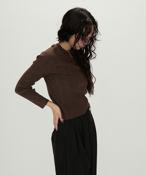 NUJOH(ヌゾ)の「Urban Essential Ribbed Knit / アーバンエッセンシャル リブニット(Tシャツ/カットソー・レディース・ブラック/チャコールグレー/ブラウン/グレイッシュベージュ・FREE)」の20枚目の写真