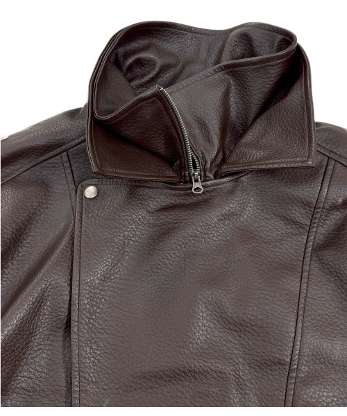 Chikashitsu +(チカシツプラス)の「【Chikashitsu +】high neck non-leather bomber jacket / 【チカシツプラス】ハイネックコーティングボンバージャケット(ブルゾン・メンズ・ブラウン/ブラック・ONE SIZE)」の7枚目の写真