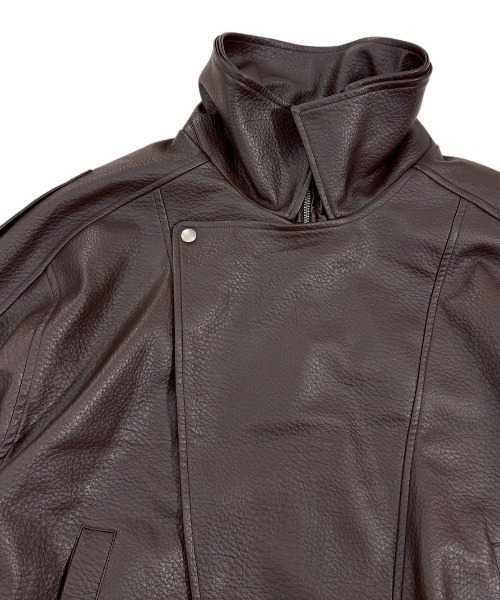 Chikashitsu +(チカシツプラス)の「【Chikashitsu +】high neck non-leather bomber jacket / 【チカシツプラス】ハイネックコーティングボンバージャケット(ブルゾン・メンズ・ブラウン/ブラック・ONE SIZE)」の8枚目の写真
