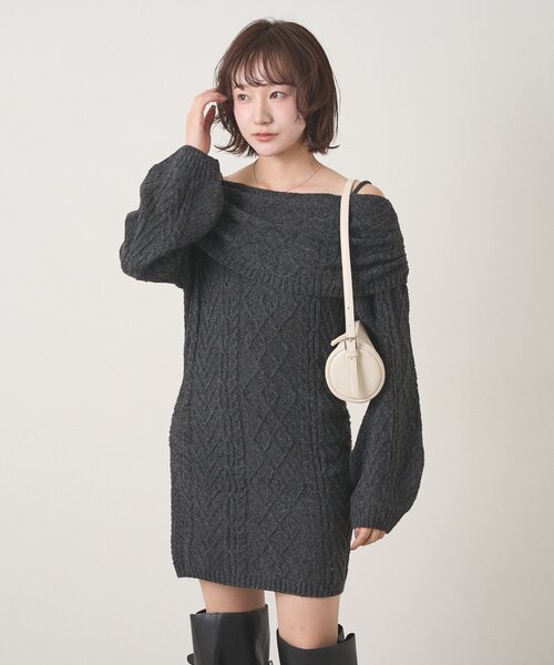 mline（エムライン）の「[mline]オフショル ケーブルニットワンピース（ワンピース・レディース・チャコールグレー/ベージュ/ブルー・FREE）」の2枚目の写真
