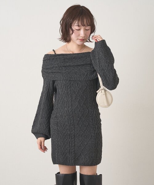 mline（エムライン）の「[mline]オフショル ケーブルニットワンピース（ワンピース・レディース・チャコールグレー/ベージュ/ブルー・FREE）」の4枚目の写真