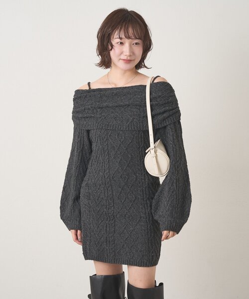 mline（エムライン）の「[mline]オフショル ケーブルニットワンピース（ワンピース・レディース・チャコールグレー/ベージュ/ブルー・FREE）」の6枚目の写真