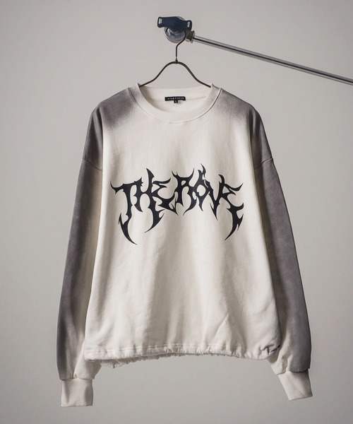 Revo.（レボ）の「グランジ加工 トライバルロゴプリント 裏毛 ドローコード 短丈 ワイド スウェット プルオーバー（スウェット・メンズ・ブラウン/チャコール/オフホワイト/スモークピンク・M/L）」の2枚目の写真