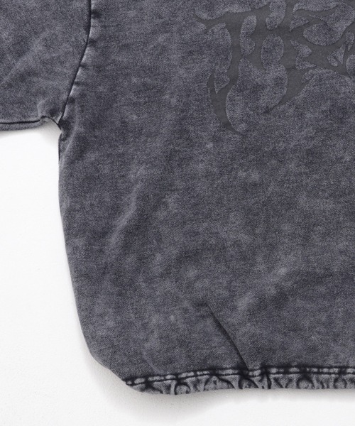 Revo.（レボ）の「グランジ加工 トライバルロゴプリント 裏毛 ドローコード 短丈 ワイド スウェット プルオーバー（スウェット・メンズ・ブラウン/チャコール/オフホワイト/スモークピンク・M/L）」の16枚目の写真