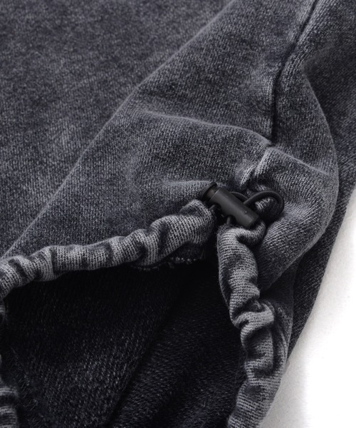 Revo.（レボ）の「グランジ加工 トライバルロゴプリント 裏毛 ドローコード 短丈 ワイド スウェット プルオーバー（スウェット・メンズ・ブラウン/チャコール/オフホワイト/スモークピンク・M/L）」の17枚目の写真