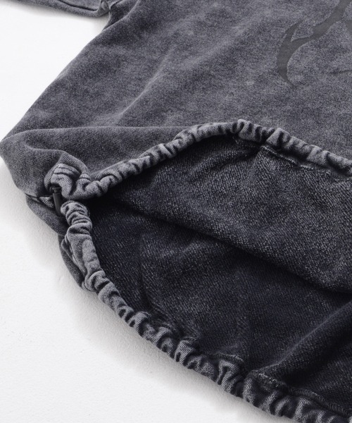 Revo.（レボ）の「グランジ加工 トライバルロゴプリント 裏毛 ドローコード 短丈 ワイド スウェット プルオーバー（スウェット・メンズ・ブラウン/チャコール/オフホワイト/スモークピンク・M/L）」の18枚目の写真