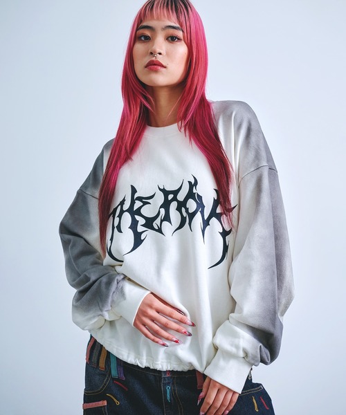 Revo.（レボ）の「グランジ加工 トライバルロゴプリント 裏毛 ドローコード 短丈 ワイド スウェット プルオーバー（スウェット・メンズ・ブラウン/チャコール/オフホワイト/スモークピンク・M/L）」の6枚目の写真