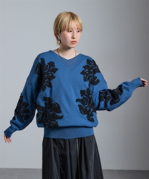 Soiunique（スワユニーク）の「花柄ジャガード編みゆったりドルマン調シルエットニット ［Soiunique］（ニット/セーター・レディース・ブラック×ベージュ/ブルー系・S～Ｍ/L～LL）」の2枚目の写真