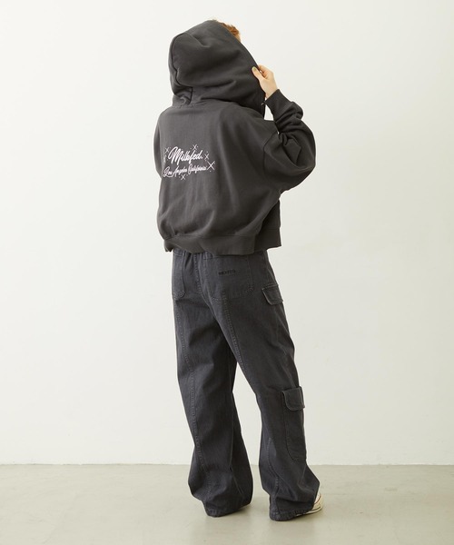 MILKFED.（ミルクフェド）の「RHINESTONE LOGO SHORT ZIP UP HOODIE（パーカー・レディース・オフホワイト/チャコール/ピンク・L/M）」の6枚目の写真