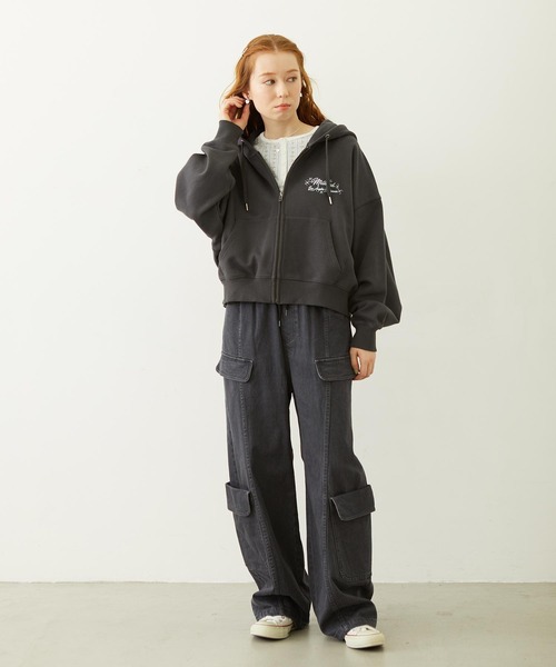 MILKFED.（ミルクフェド）の「RHINESTONE LOGO SHORT ZIP UP HOODIE（パーカー・レディース・オフホワイト/チャコール/ピンク・L/M）」の4枚目の写真