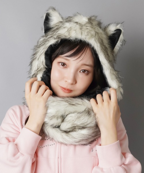 SPINNS(スピンズ)の「遊び心たっぷり☆彡マフラーにもなる耳付きフェイクファーアニマルキャップ(キャップ・レディース・グレー/ブラウン/レオパード・ONESIZE)」の22枚目の写真