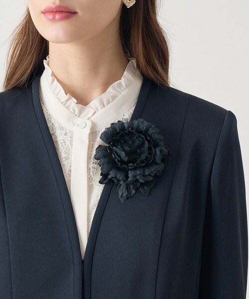 ANAYI（アナイ）の「【Eternal Line 2026】ダリアコサージュ（ブローチ/コサージュ・レディース・アイボリー/ネイビー・FREE）」の3枚目の写真