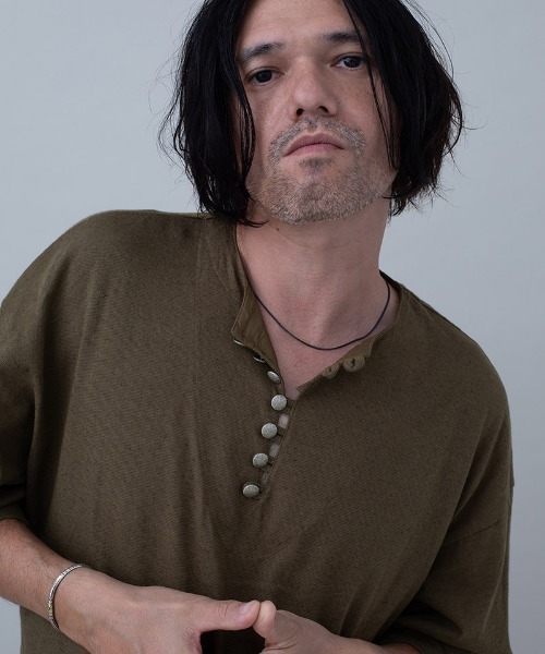 EGO TRIPPING(エゴトリッピング)の「mt10121- EUROHENRY ヘンリーネックTシャツ(666610)(Tシャツ/カットソー・メンズ・ブラック/ベージュ/チャコール・46/48)」の1枚目の写真