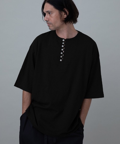 EGO TRIPPING(エゴトリッピング)の「mt10121- EUROHENRY ヘンリーネックTシャツ(666610)(Tシャツ/カットソー・メンズ・ブラック/ベージュ/チャコール・46/48)」の2枚目の写真
